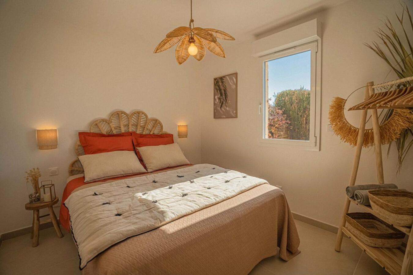 Logement Vue Mer Splendide - Situe A 50 Metres Du Bord De Mer Et 2 Minutes Des Plages - Bandolina المظهر الخارجي الصورة
